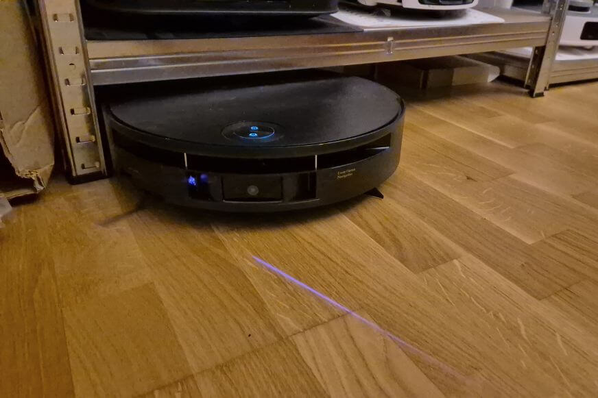 MOVA S70 Roller fährt im Test unter einem tiefen Regal hervor und ist sehr flach